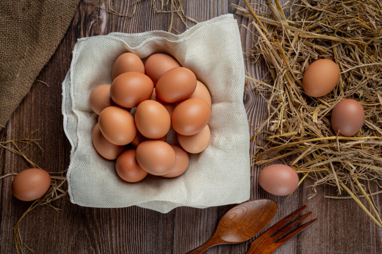 Avicultores donan un millón de huevos a bancos de alimentos